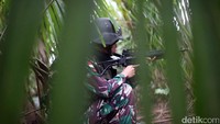 Para serdadu perbatasan berderap lagi menuju utara. Kali ini yang ditembus adalah medan berlumpur tebal di antara pohon-pohon sagu. Sesekali mereka mengendap-endap, berjongkok di antara pepohonan. Senapan mereka dipegang erat. Tatapan mereka tajam mengawasi ke celah-celah tetumbuhan. Barangkali ada pelintas batas ilegal atau penyelundup.