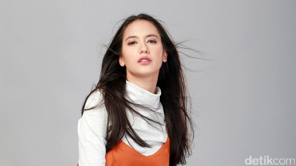 Tersimpan Kisah Tegar Pevita Pearce Sebagai Anak