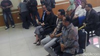 Saat ini keduanya sedang berada dalam ruang mediasi.