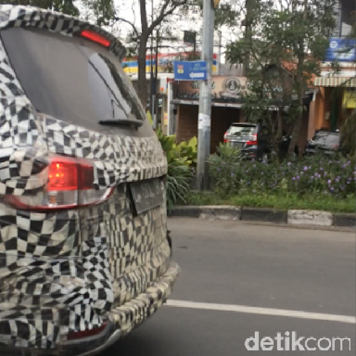 MPV Produsen China Jalan-jalan di Surabaya