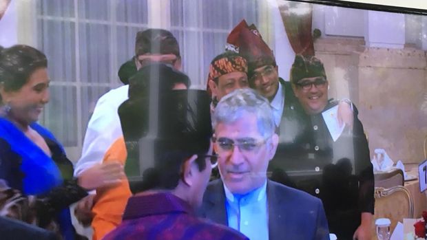 Para menteri dan pimpinan lembaga tinggi negara mengenakan baju adat.