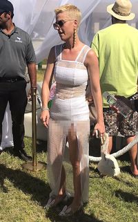 Busana Puluhan Juta Rupiah yang Dipakai Selebriti di Coachella