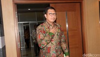 Lukman Hakim Saifuddin tiba di ruang rapat Komisi VIII.