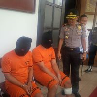 Kapolrestabes Bandung Kombes Hendro Pandowo saat bersama dua begal sadis. 