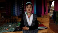 Kalung besi tersebut membuat leher mereka jadi panjang. Tradisi memanjangkan leher sudah berlangsung dari zaman dahulu  (Soe Zeya Tun/REUTERS)