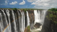 Victoria Falls masuk dalam kawasan Kota Victoria Falls di Zimbabwe dan Livingstone di Zambia. Memang air terjun yang dikenal sebagai Mosi-oa-Tunya oleh warga setempat ini lokasinya di perbatasan antara dua negara, Zambia dan Zimbabwe (Thinkstock)