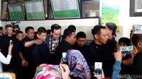 Atalarik lagi-lagi dikawal hingga memasuki mobil.