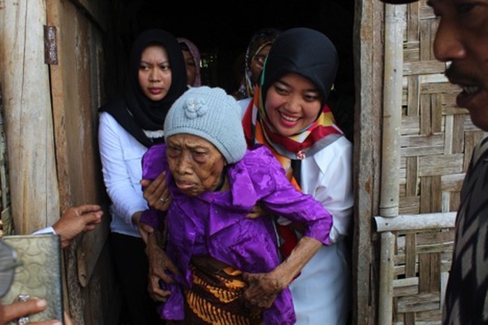 Bupati Lampung Timur Menangis Saat Kunjungi Mbah Sariyati