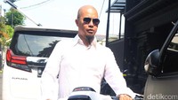 Ahmad Dhani tampil berkacamata hitam saat ke TPS. Dia datang naik motor milik El, putranya. Foto: Ismail/ detikHOT
