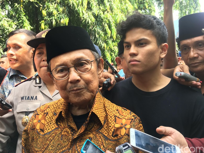 Prabowo Dipecat atau Diberhentikan? Ini Cerita BJ Habibie Prabowo Dipecat atau Diberhentikan? Ini Cerita BJ Habibie
