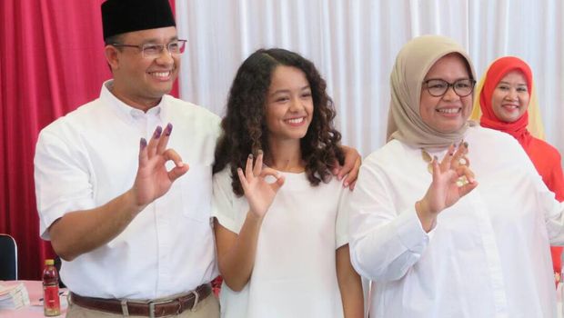 Terakhir, giliran Anies dan keluarga juga gaya 3 jari ungu.