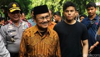 Mantan Presiden RI ke-3 BJ Habibie mencoblos di TPS 05 Kuningan Timur RT 04/05 Kuningan, Jakarta Selatan. Habibie datang bersama cucunya M Pasha NF Habibie ke TPS tersebut.