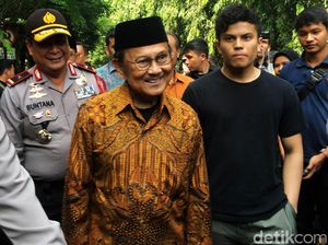 Jokowi Pantau Kondisi Kesehatan Habibie yang Dirawat di Jerman