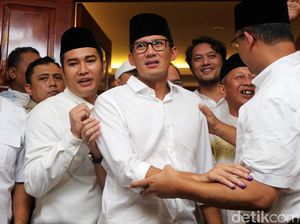 Momen Sandi Memeluk Anies dan Menangis