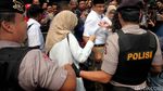 Warga Berebut Selfie dengan Anies