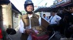 Jelang Nyoblos, Anies Konvoi Beli Kue dengan Vespa