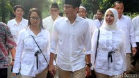 Ia juga mengenakan kemeja dengan kantung klep besar dan pita hitam di pinggang seperti penampilannya di Pilkada DKI putaran pertama. Celana khaki dan sepatu sneakers dalam warna silver membuat seragam kampanye ini tampil stylish, bahkan ketika langsung dipakai untuk berpergian sekalipun. (Foto: Ari Saputra/detikcom)