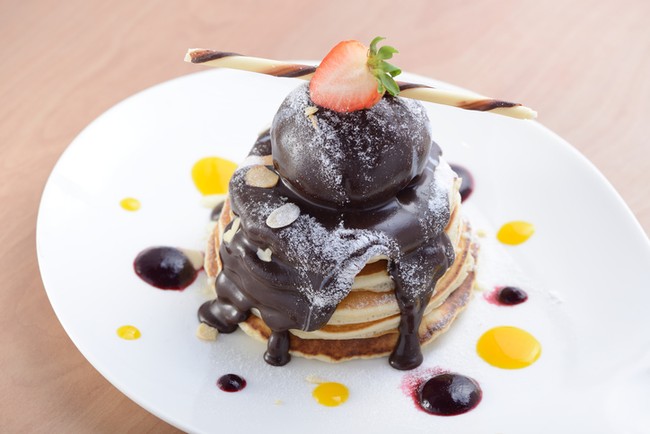 Asyiknya Membuat Pancake Oreo Saus Cokelat Bersama Si Kecil