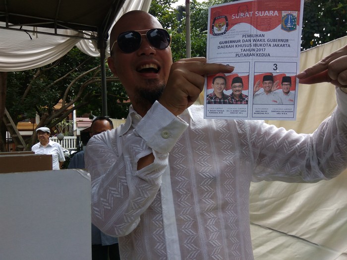Ahmad Dhani Angkat Surat Suara di TPS, Bukti Nyoblos Anies-Sandi