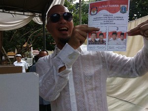 Ahmad Dhani Angkat Surat Suara di TPS, Bukti Nyoblos Anies-Sandi