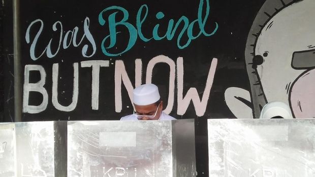 Nyoblos di Petamburan, Habib Rizieq Pose 3 Jari