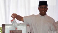Anies memasukkan surat suara ke kotak suara.