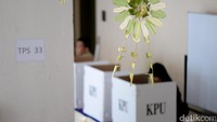 Janur kuning menempel di sejumlah sudut TPS 33.
