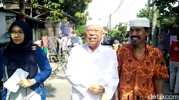 Pakai Baju Koko, KH Ma'ruf Amin Datang ke TPS Bersama Keluarga