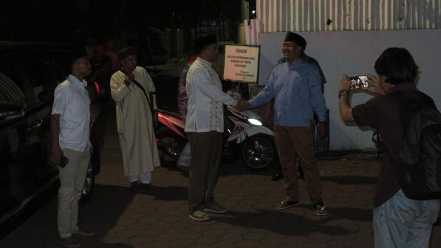 Anies salat subuh di Masjid Baitunnur