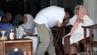 Sebelum berangkat menuju TPS, Anies sungkem ke Ibu Kandung, Ibu Mertua, dan Ayah Mertuanya.