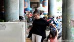 Warga Mencoblos di Kolong Tol
