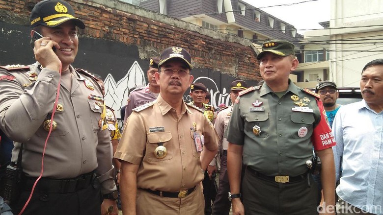 Wali Kota dan Kapolres Jakpus Tinjau TPS 17 Petamburan Wali Kota dan Kapolres Jakpus Tinjau TPS 17 Petamburan