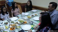Sementara Cawagub nomer urut 2, Djarot mengajak anak-anaknya untuk makan bersama. (Foto: Grandyos Zafna/detikcom)