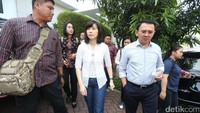 Ahok tiba di TPS 54 yang berada di dekat rumahnya, Pluit, Penjaringan, Jakarta Utara pada pukul 07.53 WIB, Rabu (19/4/2017). Mengenakan kemeja abu-abu, dia datang bersama dengan sang istri, Veronica Tan yang memakai baju putih, dan anak pertamanya, Nicholas Sean Purnama.