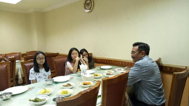 Makan Sekeluarga, Djarot Diberi Kejutan oleh 3 Putrinya