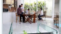Sebelumnya, Ahok sarapan di rumahnya.
