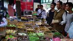 Jelang Nyoblos, Anies Konvoi Beli Kue dengan Vespa