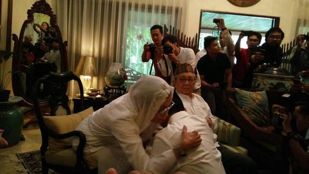 Sandiaga Kompak Salam 3 Jari Saat Nyoblos dengan Istri dan 