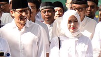 Berseragam putih juga menjadi dresscode di keluarga Sandiaga Uno. Sang istri, Nur Asia cantik berkerudung putih. (Foto: Ari Saputra/detikcom)
