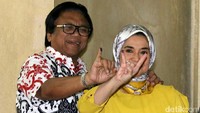OSO nyoblos dengan didampingi istrinya.