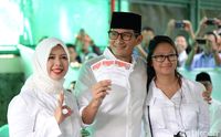 Istri Sandiaga Uno Cantik Berhijab Putih  Saat Nyoblos di 