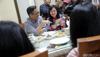 Djarot berbincang dengan istrinya, Happy Farida.