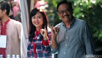 Djarot menunjukan jarinya usai mencoblos.