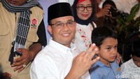 Tak hanya mengajak Mutiara Annisa, Anies juga mengajak serta anak-anaknya yang masih kecil ke TPS. (Foto: Lamhot Aritonang/detikcom)