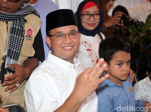 Saat Anies Ingat Pesan Ibu yang Kalungkan Selendang di Bukit Duri