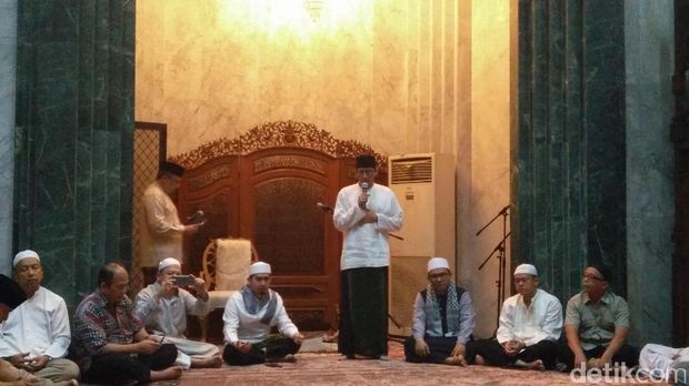 Sandiaga saat menunaikan salat subuh