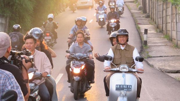 Anies tunggangi vespa beli kue