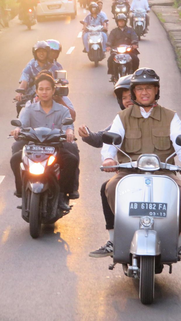 Gaya Santai Anies Baswedan Naik Vespa