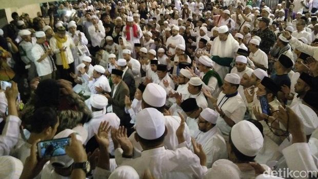 Anies, Prabowo, Rizieq dan Jamaah Sujud Syukur di Istiqlal