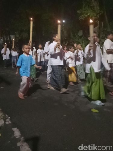 Massa lintasi Rumah Borobudur Ahok-Djarot / 
